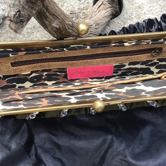 💋Exquisite💚green velvet & rhinestones💎clutch by Betsey Johnson - Picture 9 of 14